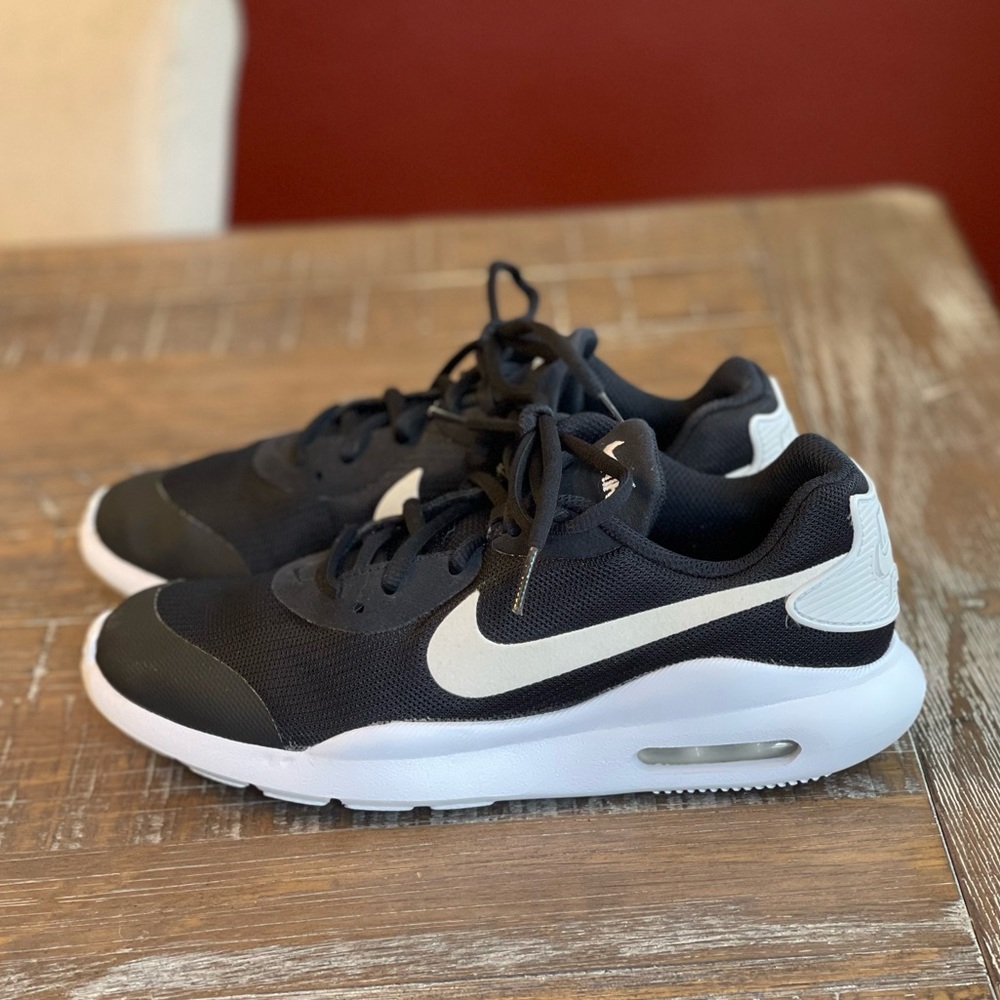 🌺 Nike Air Black and White Sneakers 🌺 size 5 1/2 Youth/ Women 7 EXCELLENT COND